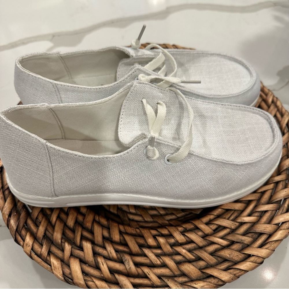 White lace up slip on sneakers